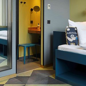 Kleines Zimmer mit zwei Einzelbetten